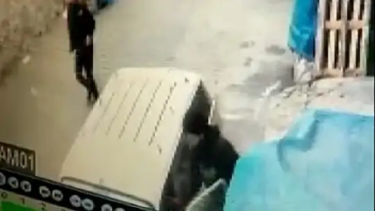 Hırsızlık yapmak isterken market çalışanlarının elinden kıl payı kurtuldu