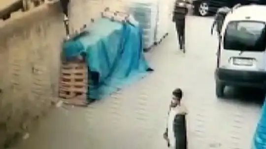 Hırsızlık yapmak isterken market çalışanlarının elinden kıl payı kurtuldu