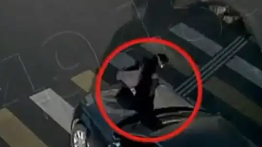 Hızla savrulan otomobilin altında kalmaktan son anda kurtuldular