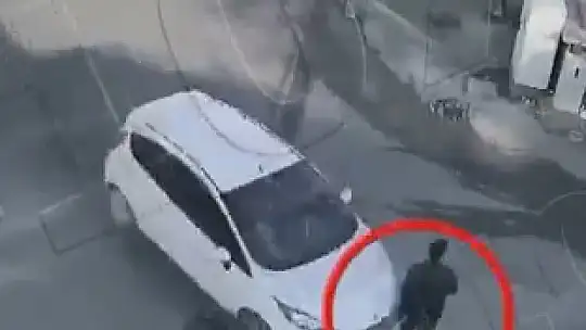 Hızla savrulan otomobilin altında kalmaktan son anda kurtuldular