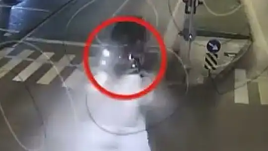 Hızla savrulan otomobilin altında kalmaktan son anda kurtuldular
