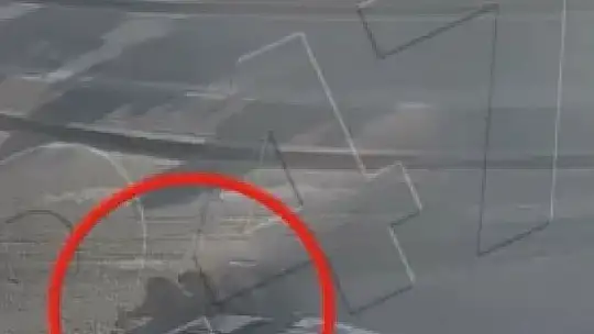 Hızla savrulan otomobilin altında kalmaktan son anda kurtuldular