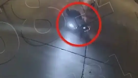 Hızla savrulan otomobilin altında kalmaktan son anda kurtuldular