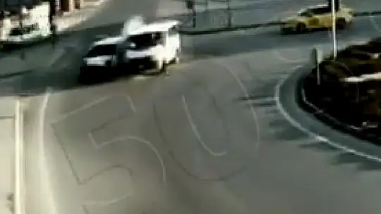 Hızla savrulan otomobilin altında kalmaktan son anda kurtuldular
