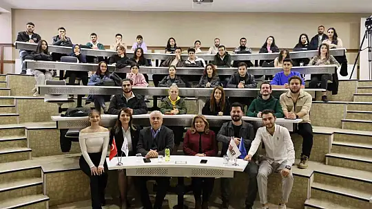 HKÜ'de 'Kadına Yönelik Şiddetle Mücadele Günü' için tiyatro oyunu sergilendi
