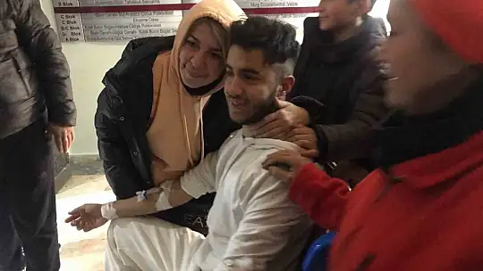 İdrarını içip annesinin çiçeklerini yiyerek hayatta kaldı, 17 yaşındaki Adnan enkaz altındaki 94 saati İHA'ya anlattı