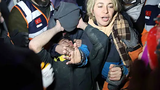 İdrarını içip annesinin çiçeklerini yiyerek hayatta kaldı, 17 yaşındaki Adnan enkaz altındaki 94 saati İHA'ya anlattı