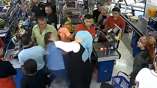 İki kız çocuğuna markette öldüresiye dayak kamerada