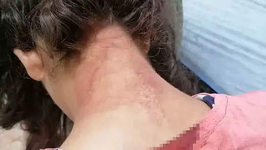 İki kız çocuğuna markette öldüresiye dayak kamerada