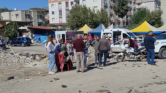 İki otomobil kavşakta çarpıştı, 1 sürücü yaralandı