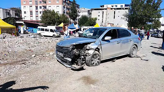 İki otomobil kavşakta çarpıştı, 1 sürücü yaralandı