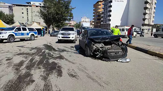 İki otomobil kavşakta çarpıştı, 1 sürücü yaralandı