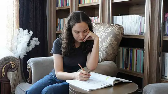 İl Milli Eğitim Müdürü'nün kızı YKS'de Türkiye dördüncüsü oldu