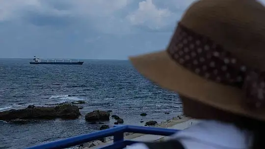 İlk tahıl gemisi 'Razoni' İstanbul Boğazı'ndan geçti