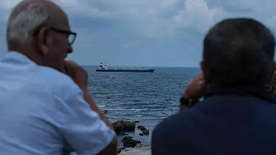 İlk tahıl gemisi 'Razoni' İstanbul Boğazı'ndan geçti