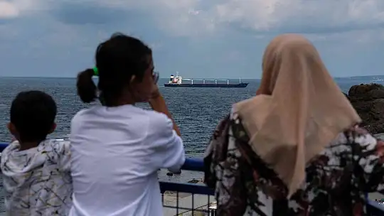 İlk tahıl gemisi 'Razoni' İstanbul Boğazı'ndan geçti