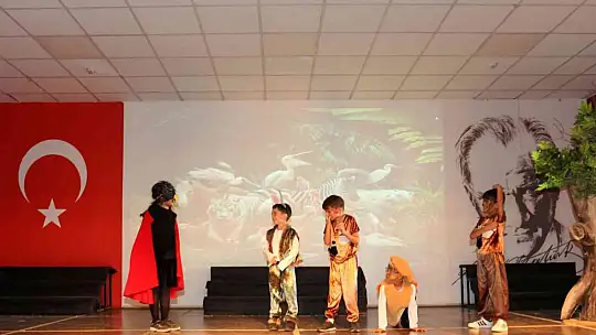 İlkokul öğrencileri sokak hayvanları için sahne aldı