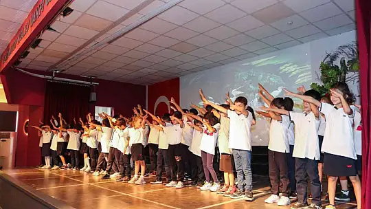 İlkokul öğrencileri sokak hayvanları için sahne aldı
