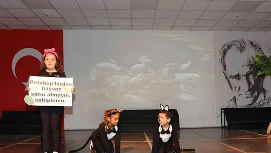 İlkokul öğrencileri sokak hayvanları için sahne aldı