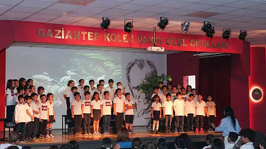 İlkokul öğrencileri sokak hayvanları için sahne aldı