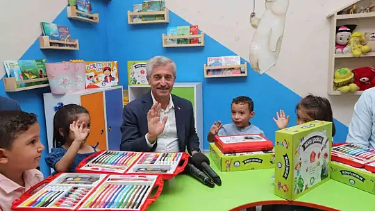 İlkokul öğrencilerine boyama ve okuma seti