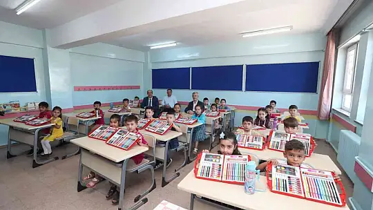 İlkokul öğrencilerine boyama ve okuma seti