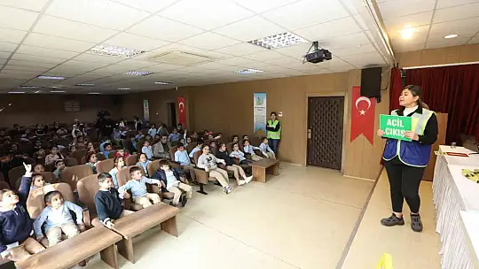 İlkokul öğrencilerine trafikte güvenlik eğitimi
