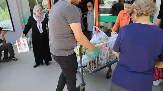 İndirimi duyan koştu, kasada uzun kuyruklar oluştu