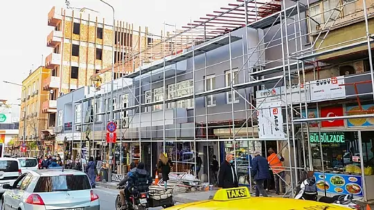 İnönü Caddesi'nde bina cepheleri yenileniyor