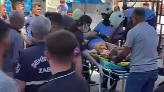 İnşaat işçisi çatıda asılı kaldı