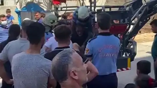 İnşaat işçisi çatıda asılı kaldı