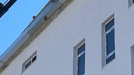 İnşaat işçisi çatıda asılı kaldı