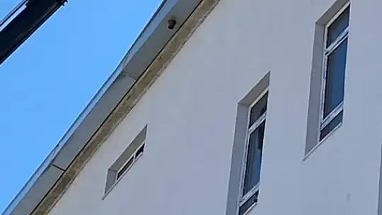 İnşaat işçisi çatıda asılı kaldı
