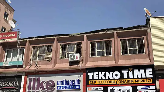 İş merkezinin çatı duvarı çöktü, faciadan dönüldü