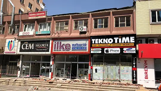 İş merkezinin çatı duvarı çöktü, faciadan dönüldü