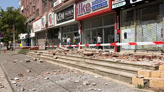 İş merkezinin çatı duvarı çöktü, faciadan dönüldü
