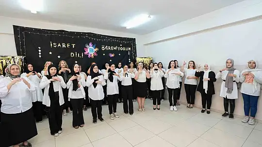İşaret dilini öğrendiler, sertifika almaya hak kazandılar