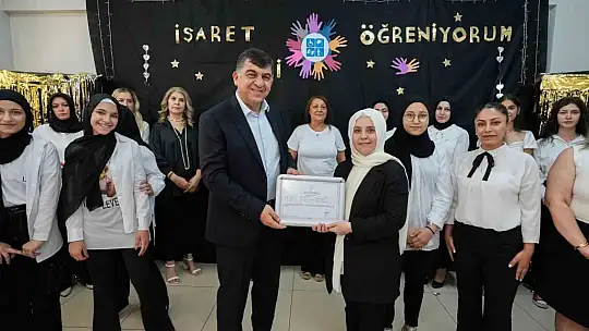 İşaret dilini öğrendiler, sertifika almaya hak kazandılar
