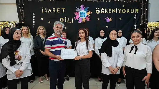 İşaret dilini öğrendiler, sertifika almaya hak kazandılar