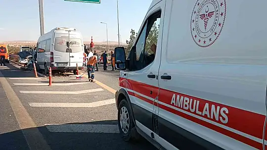 İşçi servisi bariyerlere saplandı: 1 ölü, 5 yaralı