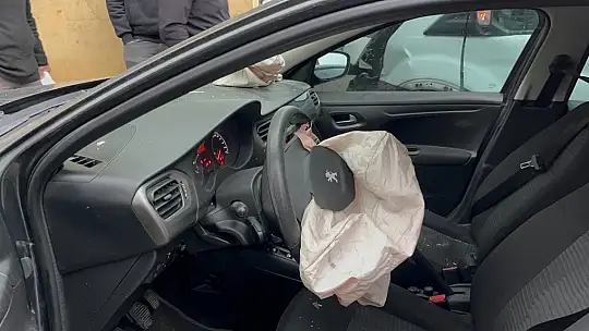 İşçi servisi ile otomobil çarpıştı: 3 yaralı