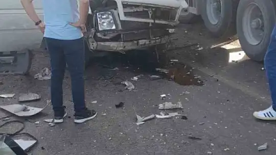 İşçi servisiyle kamyon çarpıştı: 3 ölü, 7 yaralı