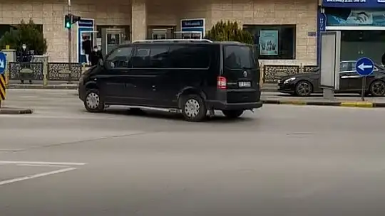 Işıklarda duran genç kızın aracına çarpıp kaçtı