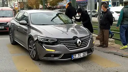 Işıklarda duran genç kızın aracına çarpıp kaçtı