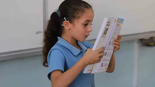 İşitme cihazı 7 yaşındaki Ecrin'i başarıya ulaştırdı
