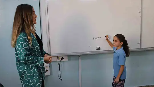 İşitme cihazı 7 yaşındaki Ecrin'i başarıya ulaştırdı