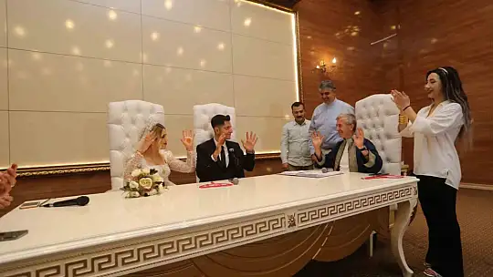 İşitme engelli çiftin nikahını Tahmazoğlu kıydı