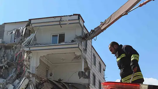 İslahiye'de ağır hasarlı binaların yıkımına başlandı
