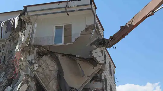 İslahiye'de ağır hasarlı binaların yıkımına başlandı