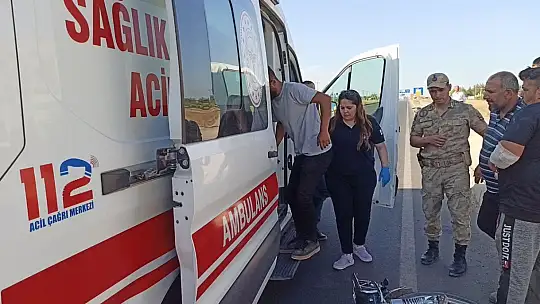 İslahiye'de aracın sıkıştırdığı motor devrildi: 2 yaralı